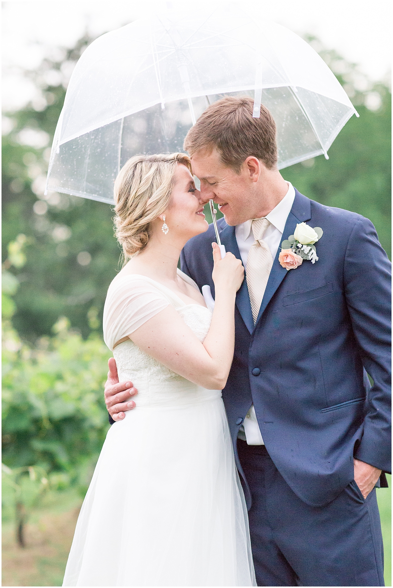 romantic-rainy-wedding-portraits