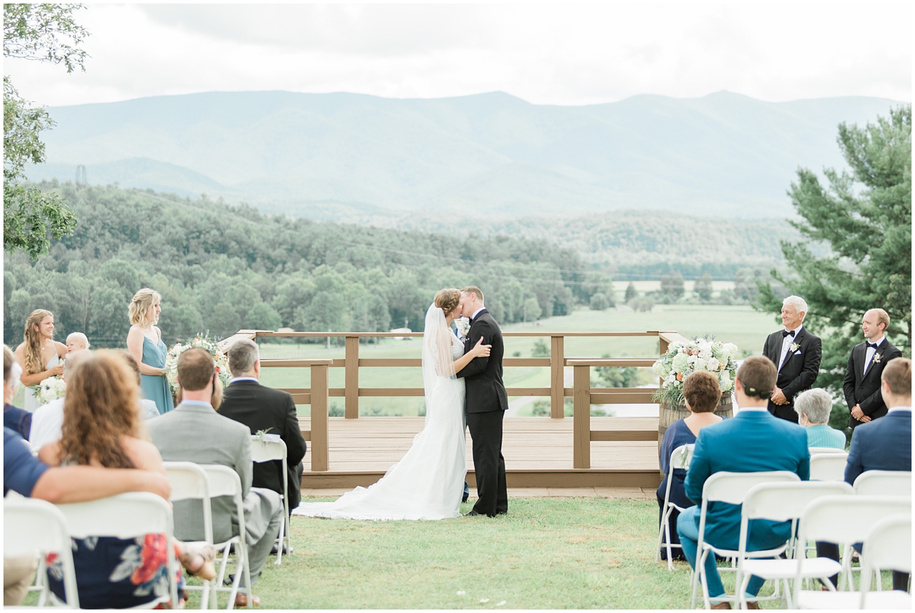 outdoor-mountain-wedding-ceremony-in-virginia