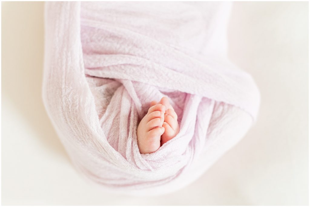 newborn-photos-baby-feet