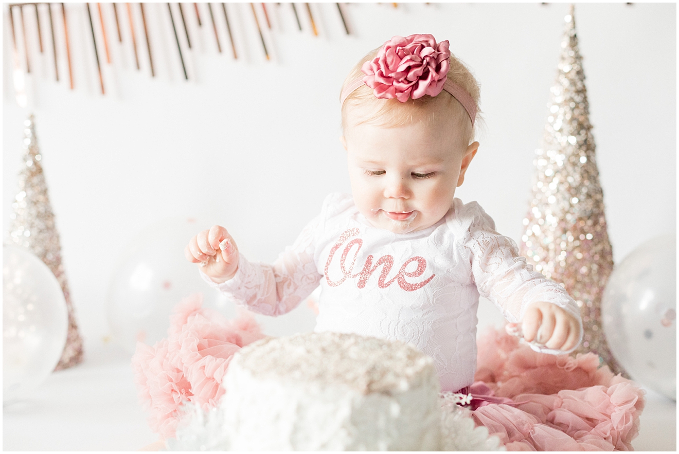 pink-and-white-cake-smash-photo-session
