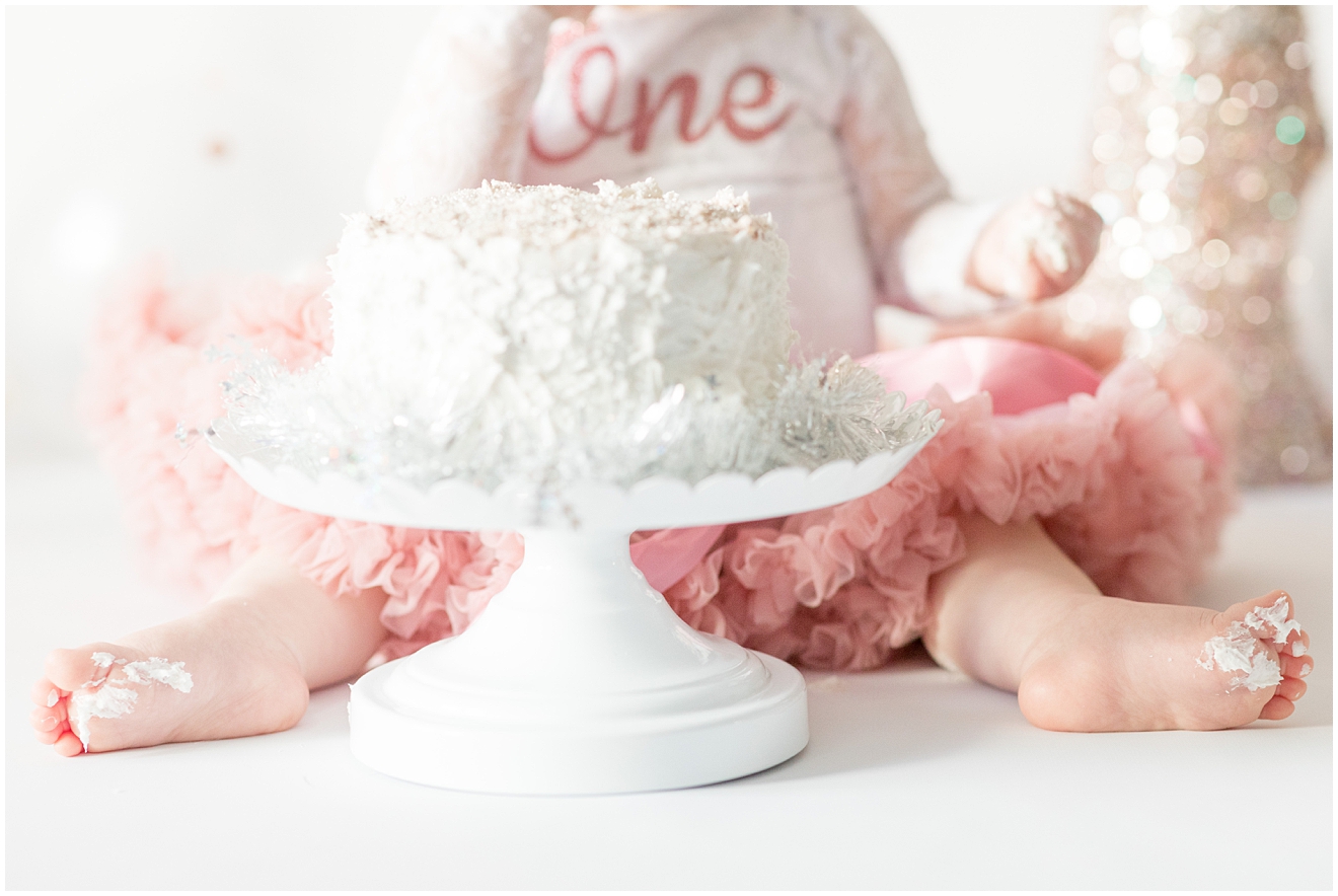 little-girl-cake-smash-photo-shoot